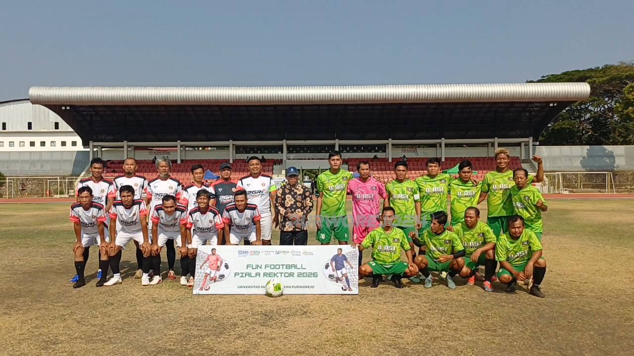 Foto bersama sebelum pertandingan pembuka Piala Rektor UMPWR, di Stadion Sarwo Edhi Wibowo, Purworejo, Senin (5/10/2026)