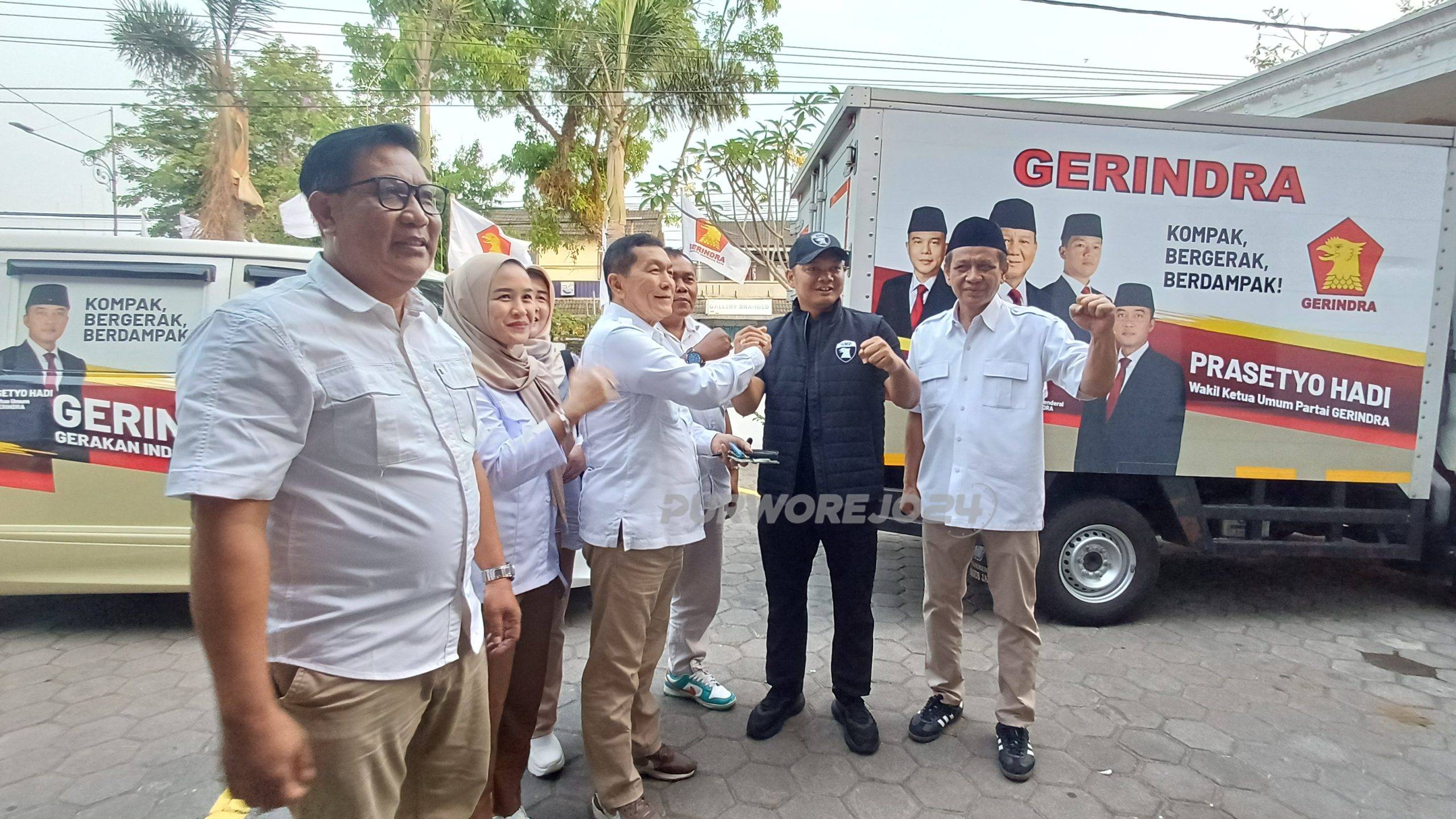 Simbolis penyerahan kendaraan