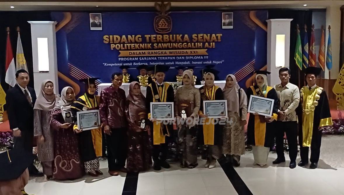Foto bersama wisudawan terbaik
