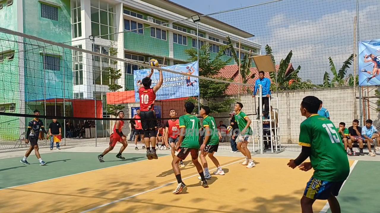 Peetandingan perdana turnamen bola voli piala Rektor UMPWR, pada Sabtu (17/10/2026)