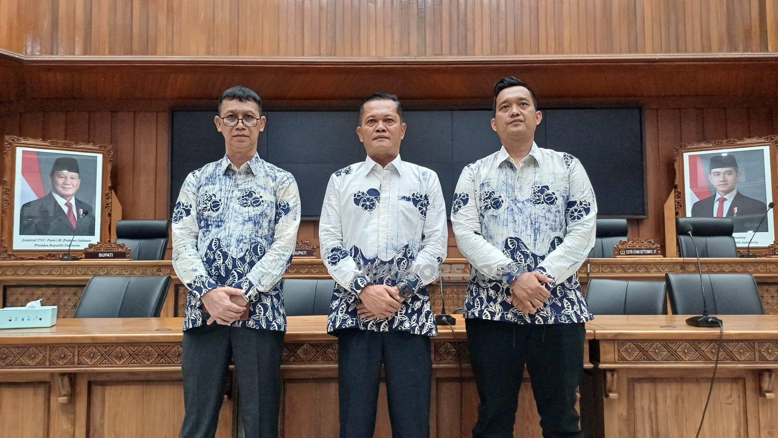 Ketua DPRD Purworejo bersama para wakil ketua saat foto bersama usai memberikan penjelasan terkait kegiatan HUT ke-78 DPRD Purworejo