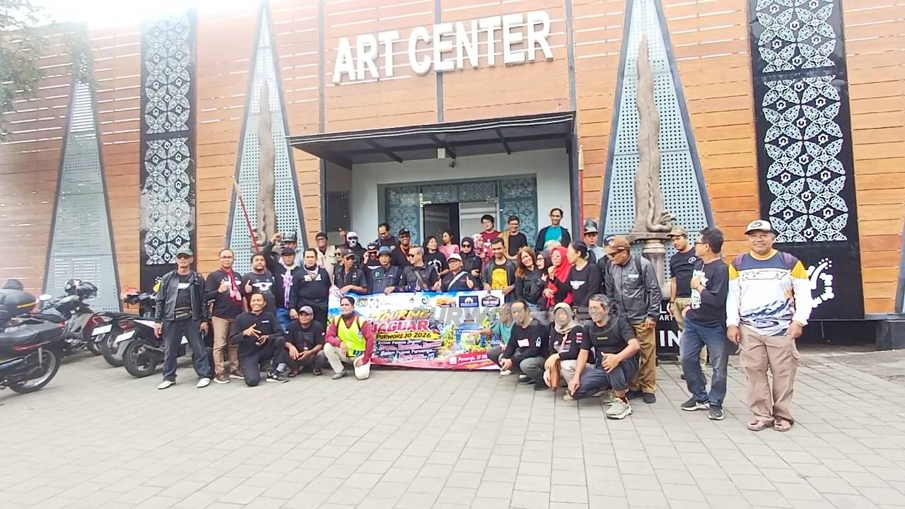 Rombongan foto bersama usai mengunjungi art center Purworejo