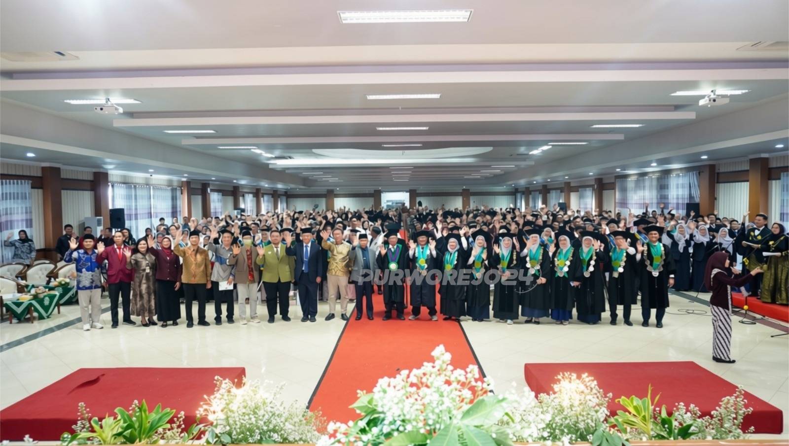 Foto bersama Wisuda UNIMUGO Periode II TA 2025 2026