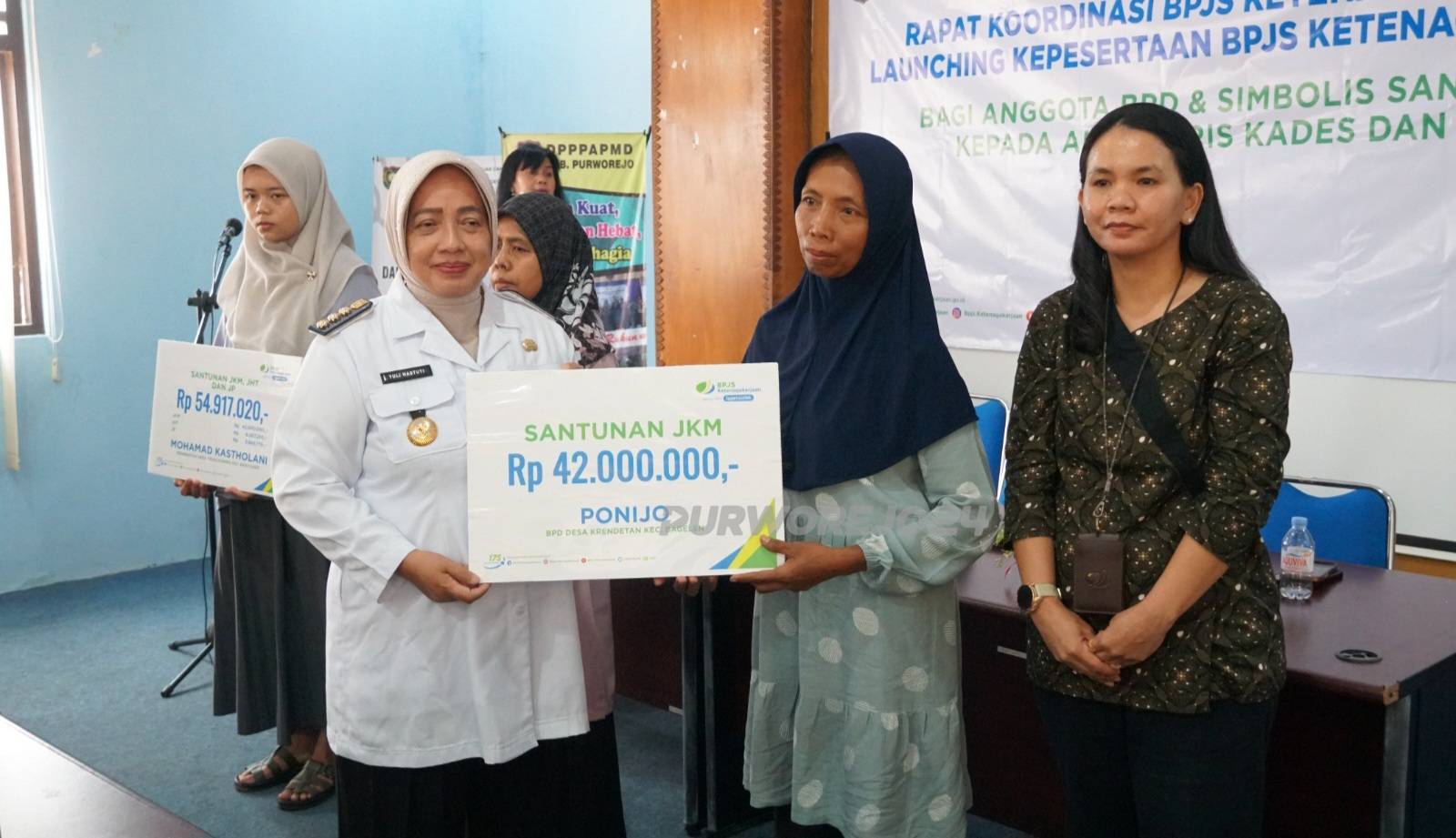 Simbolis penyerahan santunan jaminan kematian