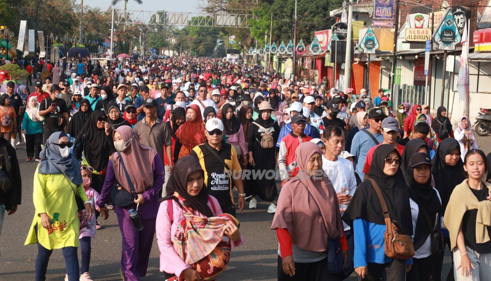 Peserta jalan sehat