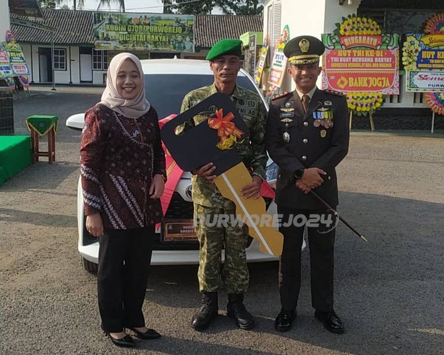 Bersama Dandim Purworejo, usai menerima hadiah