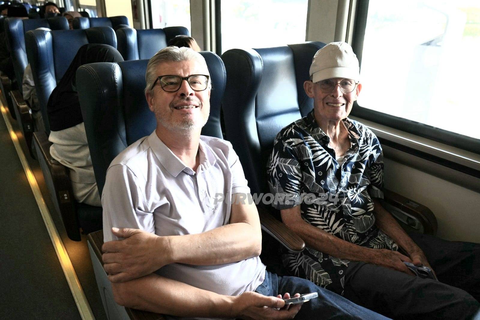 Saat menaiki transportasi kereta api