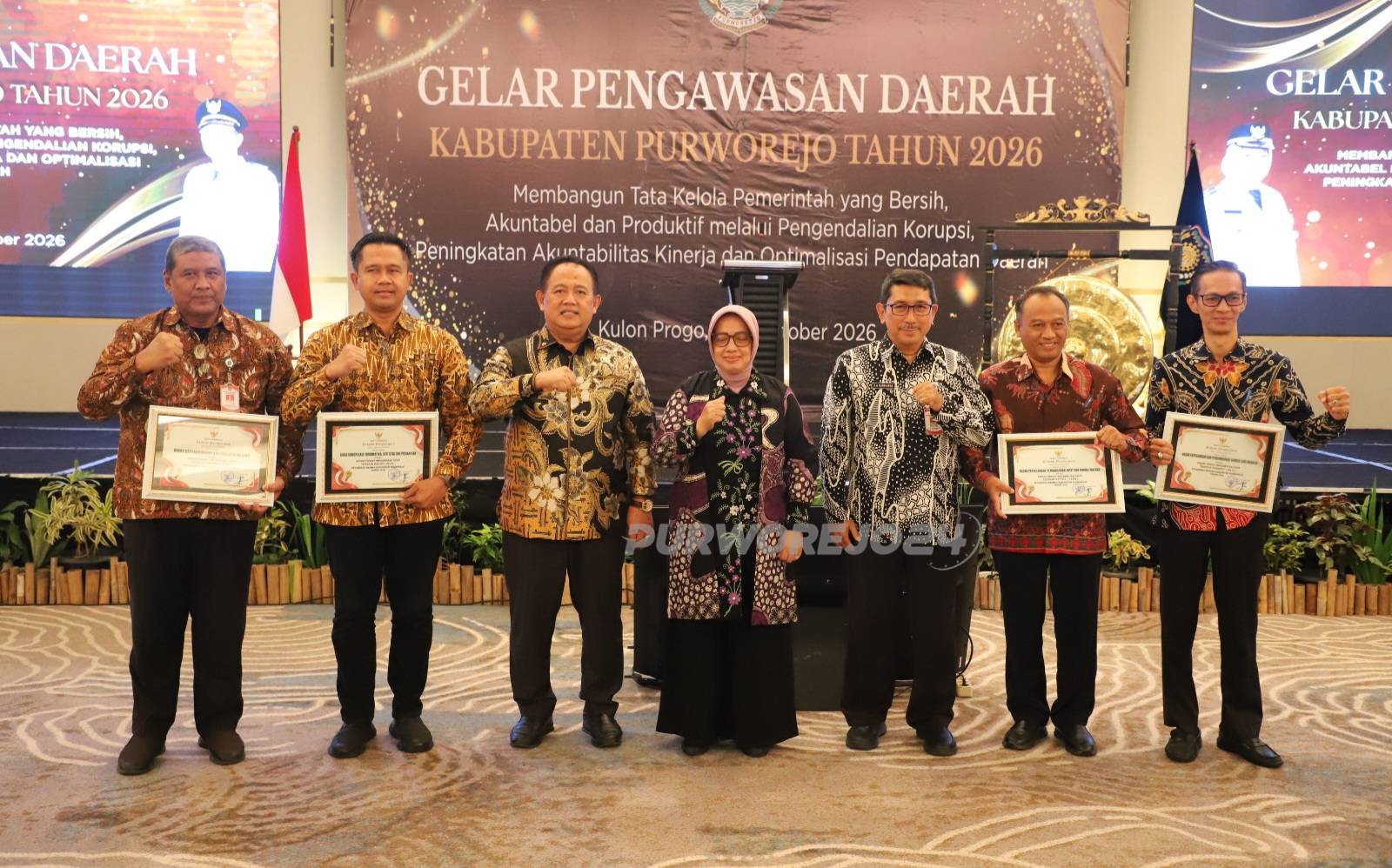 Foto bersama usai menerima penghargaan
