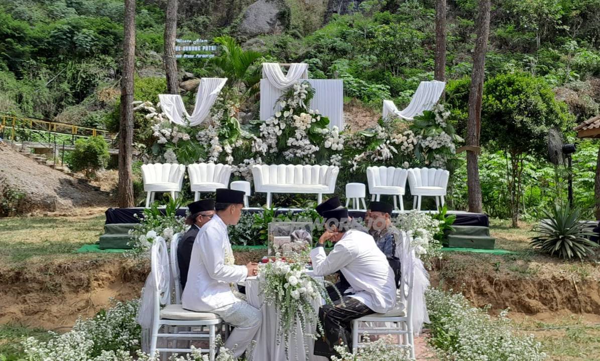 Prosesi pernikahan di curug Gunung Putri