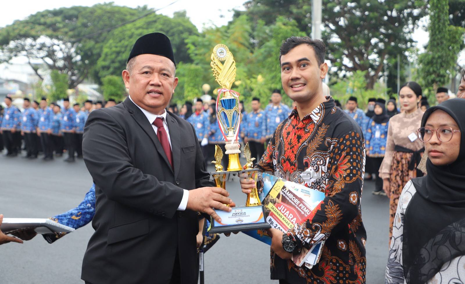 Penyerahan penghargaan di upacara Hari Sumpah Pemuda