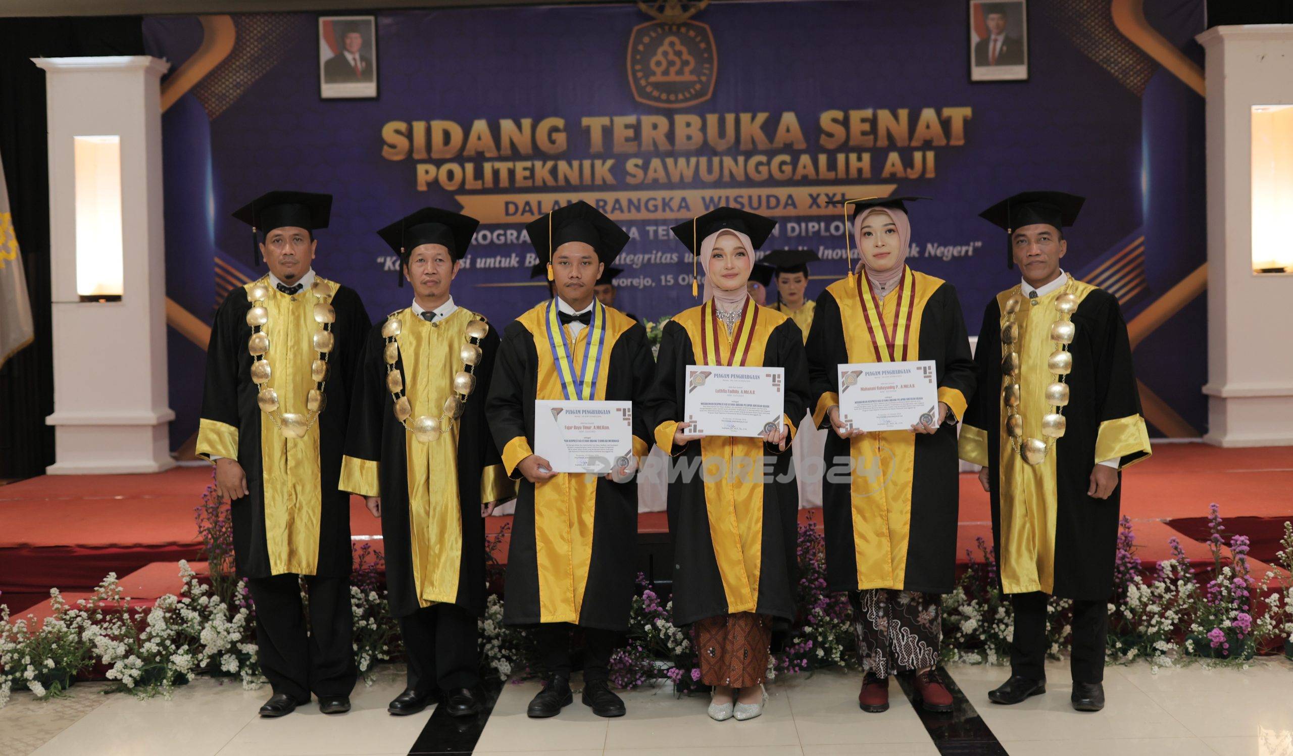 Foto bersama usai pemberian penghargaan